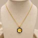Parure dorée collier fleur bicolore et puces femme – Image 3