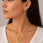 Parure dorée femme portée : collier cœur ajouré à inscription Love et strass, boucles d'oreilles cœur