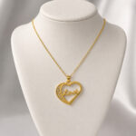 Parure dorée collier cœur Love et boucles d’oreilles femme – Image 3