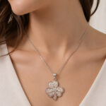 Parure argentée collier trèfle et boucles papillon femme – Image 2