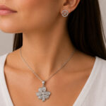 Parure argentée collier trèfle et boucles papillon femme