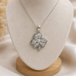 Parure argentée collier trèfle et boucles papillon femme – Image 3