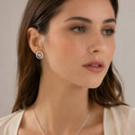 Parure argentée collier trèfle et boucles papillon femme – Image 4