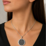 Parure argentée collier rond noir et puces romaines femme – Image 2