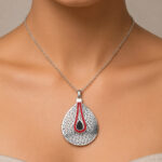 Parure argentée collier goutte rouge et boucles femme – Image 2