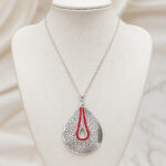 Parure argentée collier goutte rouge et boucles femme – Image 3