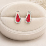 Parure argentée collier goutte rouge et boucles femme – Image 5