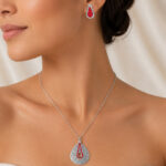 Parure argentée collier goutte rouge et boucles femme