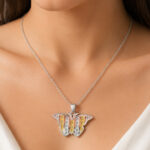 Parure bicolore collier papillon et puces fleur femme – Image 2