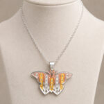 Parure bicolore collier papillon et puces fleur femme – Image 3