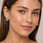 Femme portant des puces d'oreilles fleur bicolores dorées et argentées, vue de face