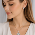 Parure argentée collier et boucles motif floral ajouré femme