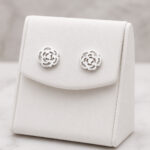 Parure argentée collier et boucles motif floral ajouré femme – Image 5