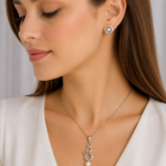 Parure argentée collier perle et boucles trèfle femme