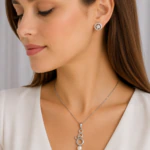 Parure argentée femme portée : collier à cercles et perle blanche, puces d'oreilles rondes assorties