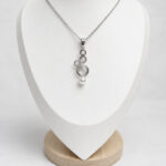 Parure argentée collier perle et boucles trèfle femme – Image 3