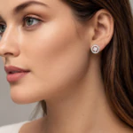 Puce d'oreille ronde argentée à fleur blanche portée à l'oreille, vue de profil
