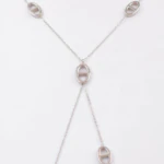 Collier sautoir argenté en vue de détail : chaîne fine et pendentifs ovales ajourés à barrette