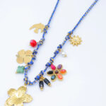 Collier bohème bleu à breloques dorées et colorées femme – Image 2