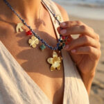 Collier bohème bleu à breloques dorées et colorées femme