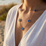 Collier doré chic à motifs trèfle bleu irisé femme