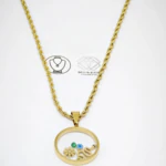 Collier chaîne torsadée dorée à pendentif cercle, mauvais œil bleu, pierre verte et serpent sur fond blanc