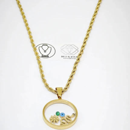 Collier chaîne torsadée dorée à pendentif cercle, mauvais œil bleu, pierre verte et serpent sur fond blanc