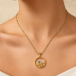 Collier doré femme à pendentif rond ajouré orné d'une fleur, d'un serpent et d'un mauvais œil, porté au cou