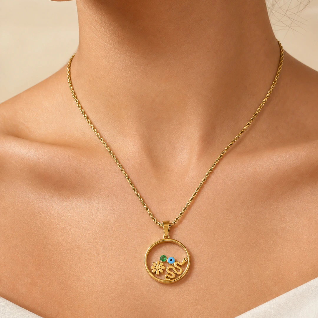 LV-CL-26__from-png Collier doré femme à pendentif rond ajouré orné d'une fleur, d'un serpent et d'un mauvais œil, porté au cou
