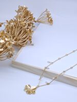 Collier doré femme à pendentif fleur et perles blanches – Image 2