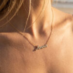 Collier doré femme pendentif Amour cursif brillant