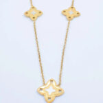 Collier doré femme à motifs trèfle blanc ajouré chic – Image 2