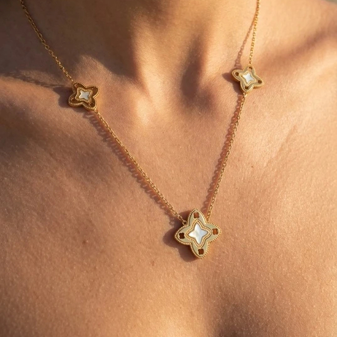 LV-CL-29 Collier doré femme à motifs trèfle blanc ajouré chic – Image 1