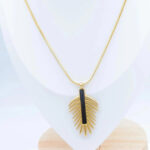 Collier doré femme à pendentif feuille et détail noir – Image 2