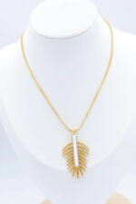 Collier doré femme à pendentif feuille et détail blanc – Image 2
