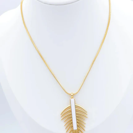 Collier pendentif feuille dorée à barrette blanche verticale sur un buste de présentation blanc