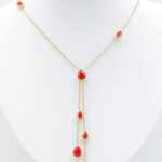 Collier doré femme à gouttes rouges pendantes chic – Image 2