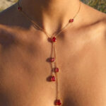 Collier doré femme à gouttes rouges pendantes chic