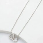 Collier argenté femme à pendentif cœurs entrelacés – Image 2