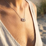 Collier argenté femme à pendentif cœurs entrelacés