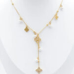 Collier doré femme à fleurs et perles blanches pendantes – Image 2