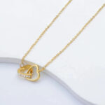 Collier doré femme à pendentif cœurs entrelacés chic – Image 2