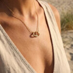 Collier doré femme à pendentif cœurs entrelacés chic