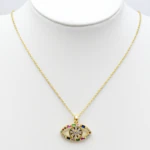 Collier doré femme à pendentif mauvais œil serti de pierres multicolores, présenté sur un buste blanc