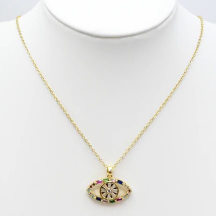 Collier doré femme à pendentif mauvais œil serti de pierres multicolores, présenté sur un buste blanc