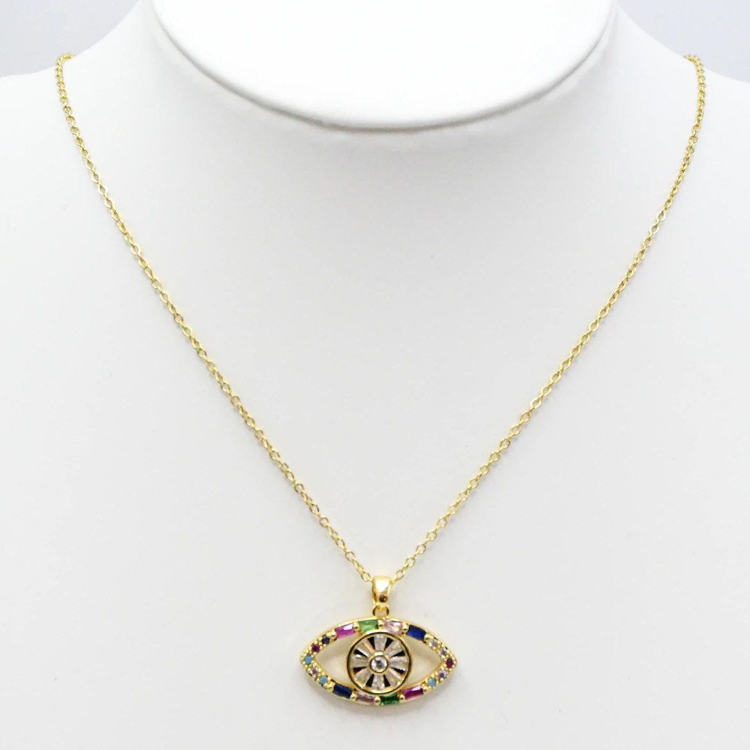 LV-CL-39-1 Collier doré femme à pendentif mauvais œil serti de pierres multicolores, présenté sur un buste blanc