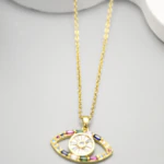 Gros plan du pendentif œil protecteur au contour de pierres baguettes multicolores et centre blanc