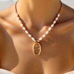 Collier doré femme perles blanches et pendentif ovale