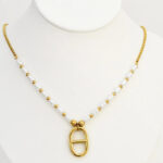 Collier doré femme perles blanches et pendentif ovale – Image 2