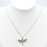 Collier argenté femme à pendentif libellule brillante